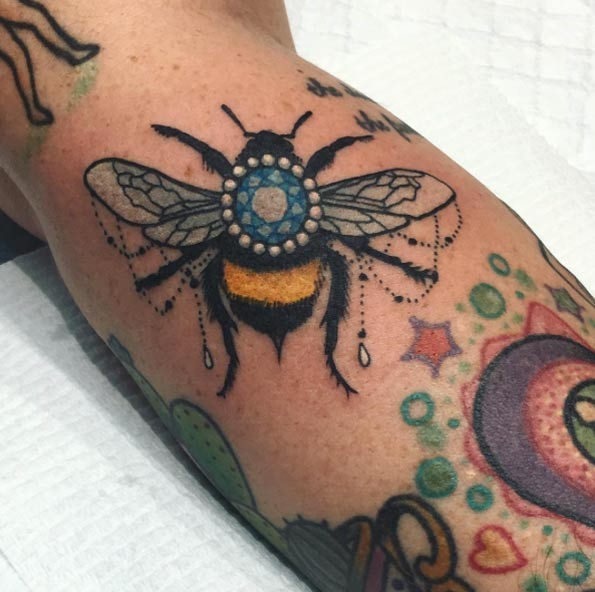 este_bejeweled_abelha_tatuagem