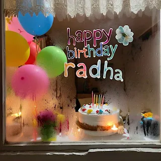 कांच की विंडो पर हैप्पी बर्थडे राधा लिखा है, नीचे की ओर केक रखा है