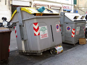 Cassoneta appoggiato ad un bidone di latta, via Maggi, Livorno