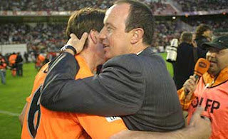 Rafa Benitez y David Albelda celebran el triunfo del 2004