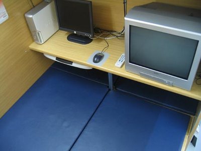 Gambar Kondisi Warung Internet
 'Warnet' di Jepang!