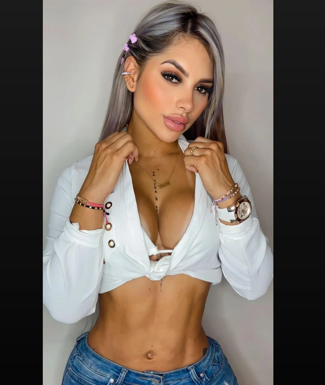 Colombia's sexiest policewoman takes social media by storm