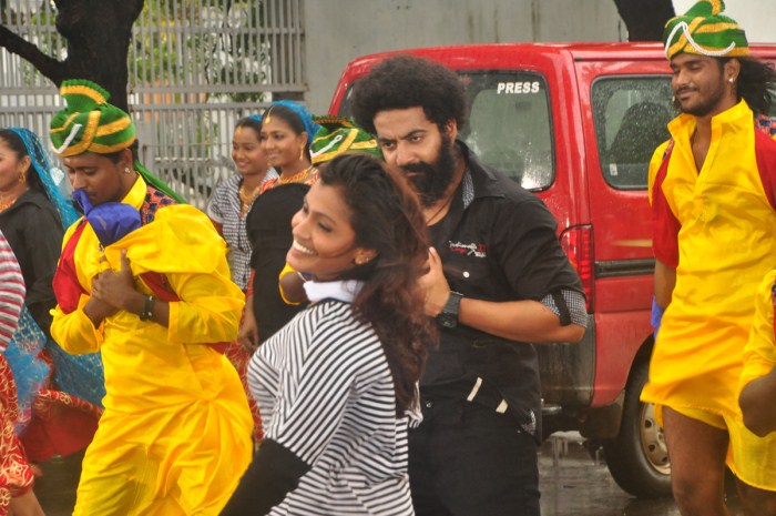 Oru Nadigayin Vakku Moolam Song Shooting Stills film pics