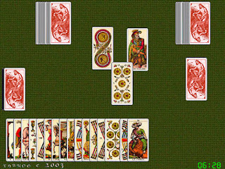 Imagen de una tirada de las cartas del tarot sobre un fondo verde