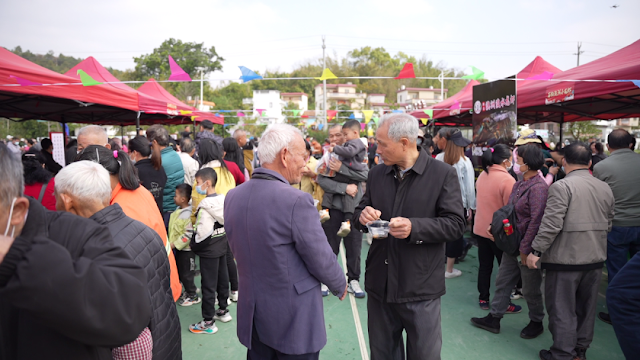 The Sihui Food Exhibition Area is deeply loved by the public, and the stalls are crowded