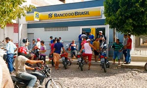 Novo Oriente-Ce: Bando assalta agência do Banco do Brasil e usa reféns como escudo