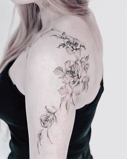 40 tatuagens de rosas pretas para mulheres que desejam um visual ousado!
