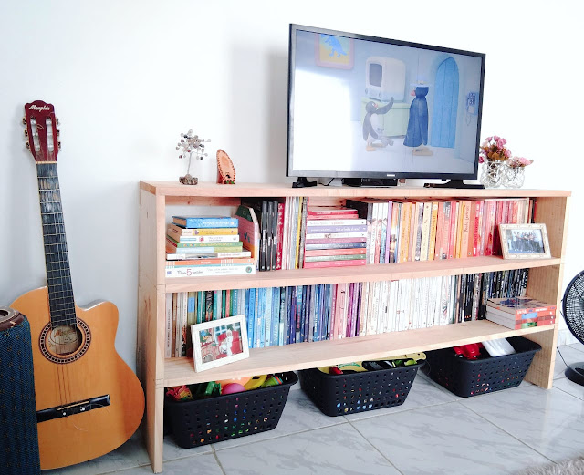 Sala de estar com livros, home office, livros, livros organizados, sala com livros