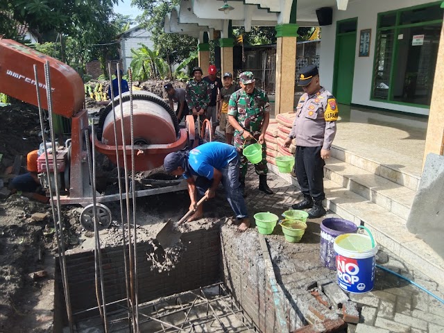 Polisi dan TNI Turun Bareng Warga Kerja Bakti di Desa Gempol Klutuk Tarik