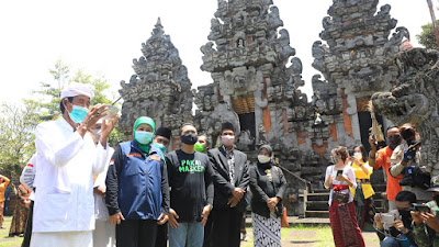 Serahkan Bantuan Alat Kesehatan dan Sembako Kepada Tokoh Adat Senduro, Gubernur Khofifah : Kerukunan Beragama Jadi Benteng Tangkal Covid-19