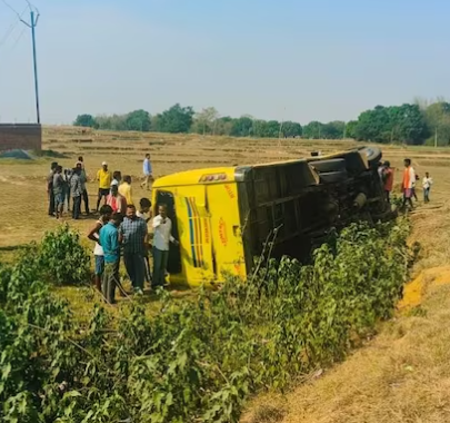  A school bus in Ranchi overturns, injuring fifteen children