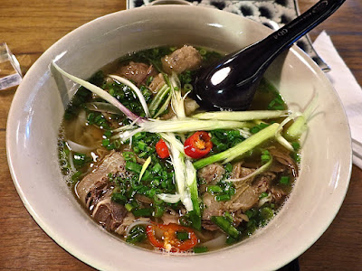 O Banh Mi, phở gầu bò viên