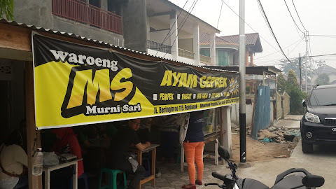 Bercucuran Keringat di Ayam Geprek Super Pedas