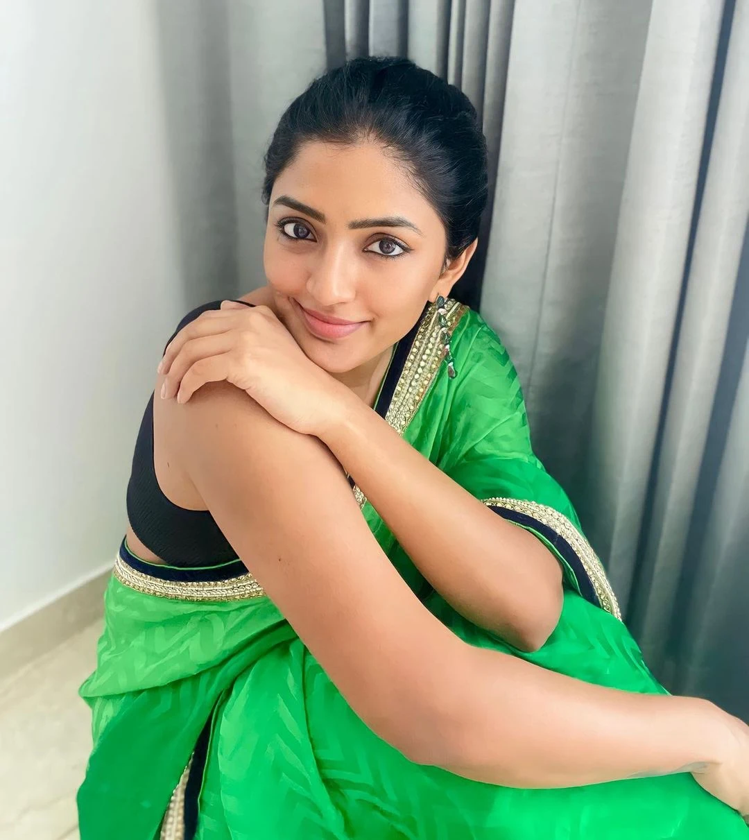 Actress Eesha rebba in sleveless green saree photoshoot