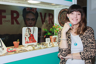 Manuela Pal y Jujuy Jiménez en el stand de Forever Jewels en la feria Baires Joya