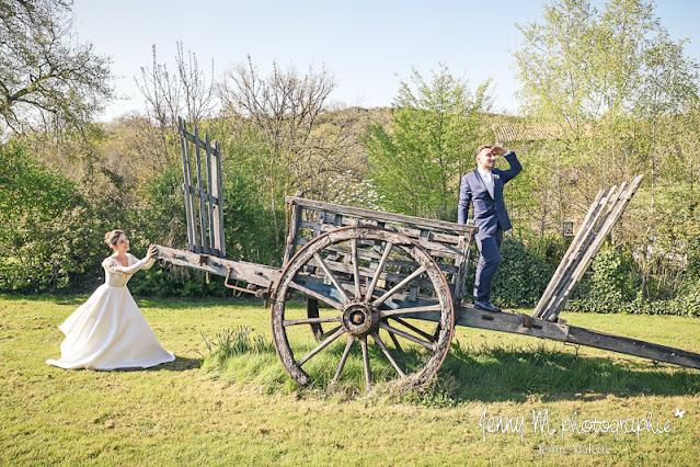 idée photo fun mariage mariés sur charette en bois
