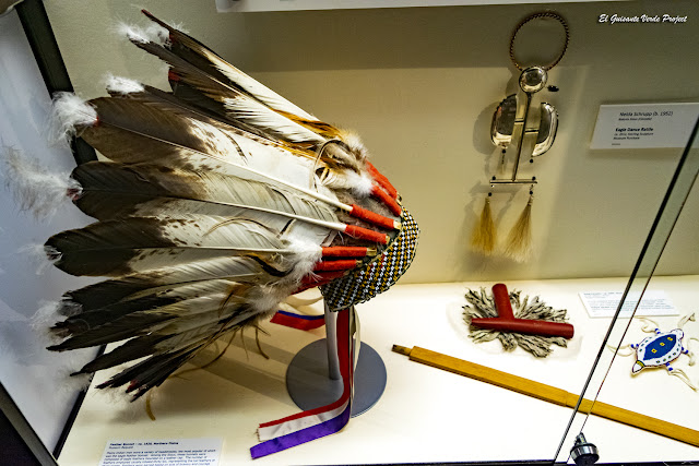 Tocado Plumas, Akta Lakota Museum - Chamberlain, Dakota del Sur