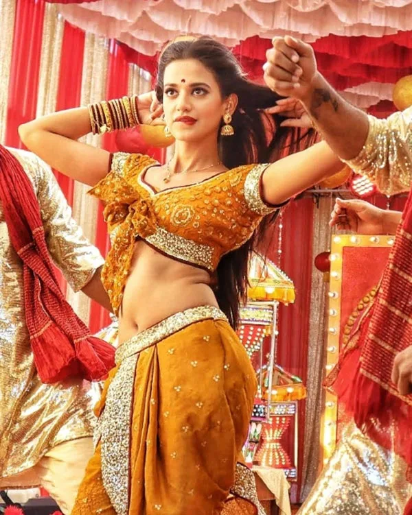 Shruti Sharma navel saree hot tv actress