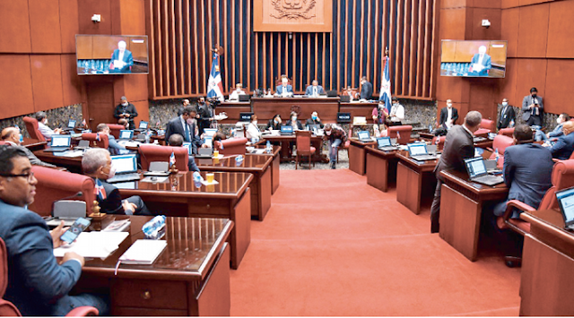 Senado repartió bonos de $500 mil para cada uno por dia de las madres; 3 diputados renunciaron.