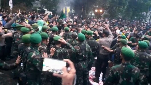 Bentrokan Pecah! Gema Revolusi Menggaung di Depan Istana Kepresidenan Bogor