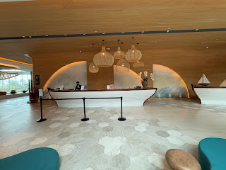 宜蘭烏石港最新海景度假溫泉酒店推薦：輪船造型的凱渡廣場飯店。凱渡廣場飯店不但造型引人注目，三面環海，在房間內就可以欣賞海景瞭望龜山島。對面的OA Hotel也是新開幕，OA Hotel是走青年旅社，衝浪客路線。凱渡廣場飯店則是現代化度假親子飯店。裡面多元化設施，很適合一家老小一起來放鬆一下親子遊。
