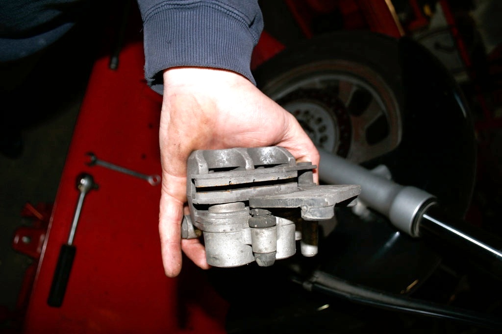 Freno delantero con caliper y pastillas