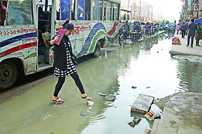 দুর্ভোগ: মেট্রোরেলের অপেক্ষায় মানুষ by শাহ নেওয়াজ বাবলু