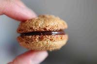 http://camilleenchocolat.blogspot.fr/2015/10/macarons-chocolat-passion.html