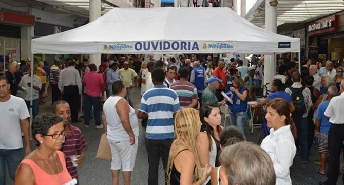 Prefeito atende a população no Calçadão de Nilópolis