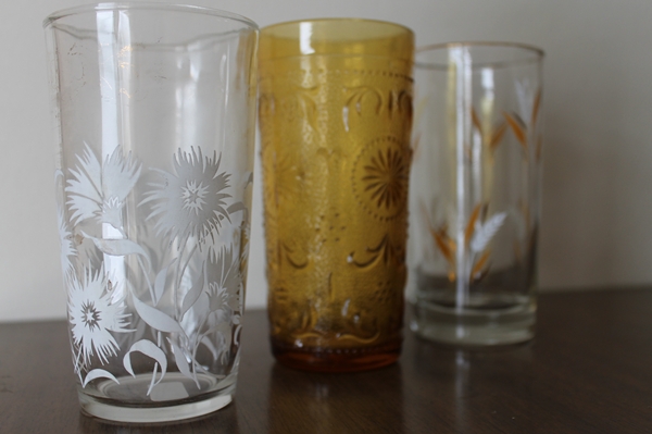 vintage daisy tumbler, vintage amber glass tumbler, vintage gold leaf tumbler