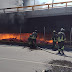 Fuerte incendio se registró en bajo puente de Río Churubusco y Eje 6 Sur