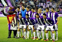 REAL VALLADOLID C. F. - Valladolid, España - Temporada 2012-13 - Rueda, Dani Hernández, Peña, Javi Guerra, Larsson, Álvaro Rubio y Balenziaga; Rukavina, Lluis Sastre, Óscar y Omar - REAL VALLADOLID 0, ATLÉTICO DE MADRID 3 (Falcao, Diego Costa y Cebolla Rodríguez) - 17/02/2013 - Liga de 1ª División, jornada 24 - Valladolid, estadio Nuevo José Zorrilla - El VALLADOLID, con Djukic de entrenador se clasificó 14º en la Liga