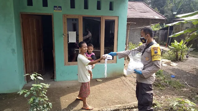 Polsek Bobotsari Bagikan 150 Masker Warga Desa Tlagayasa