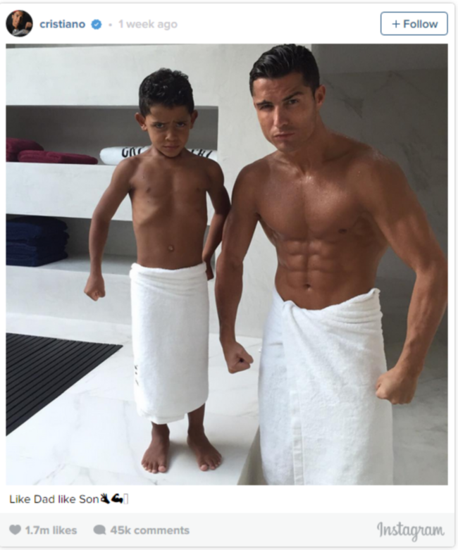  Gambar Six Pack Cristiano Ronaldo Bersama Anak Angkatnya 
