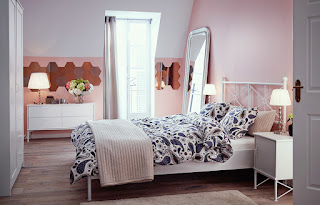 ein schlafzimmer eingerichtet mit musken bettgestell in weiß