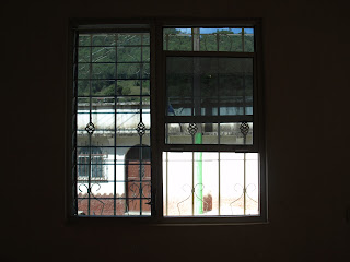 <img src="ventana.jpg" alt="estilos y fabricación de toda clase de ventanas"> 