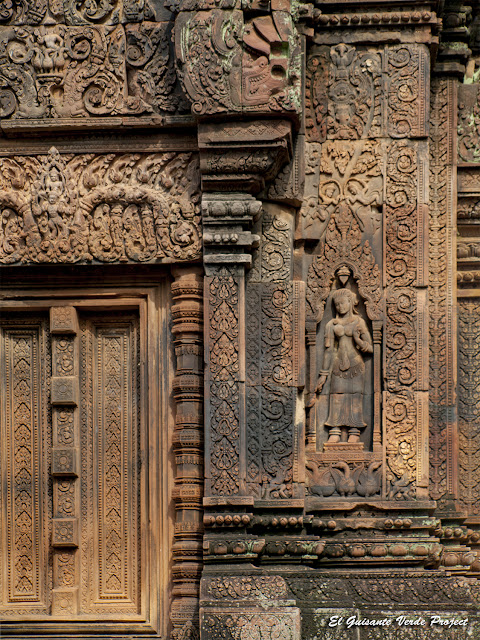 Banteay Srei, devata en puerta del primer recinto - Angkor, Camboya por El Guisante Verde Project