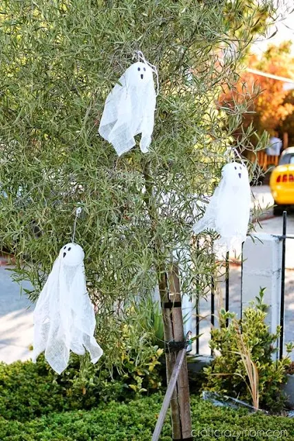 Fantasmas que flotan en los árboles.