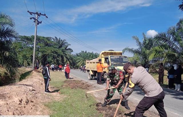 Penanaman Pohon Dan Gotong Royong Pada Bulan Bakti Bersama Masyarakat Dilakukan Personel Jajaran Kodim 0207/Simalungun