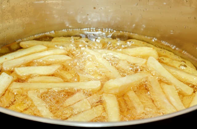 Voici pourquoi il faut tremper les pommes de terre dans l'eau glacée avant d'en faire des frites