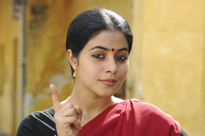 poorna in half saree unseen pics