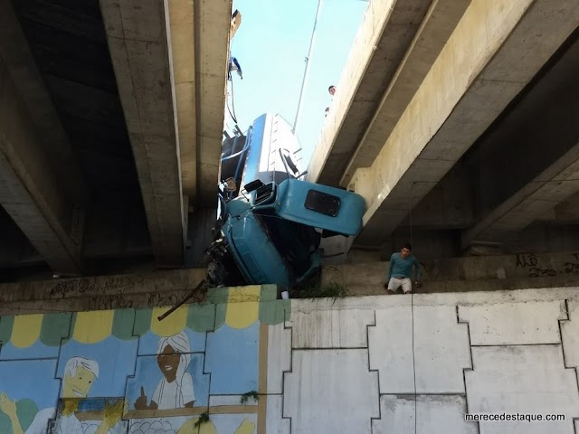 Caminhão tomba e fica pendurado em viadutos na BR-104, em Caruaru