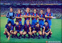 F. C. BARCELONA. Temporada 1984-85. Urruti, Tente Sánchez, Schuster, Alexanco, Julio Alberto y Migueli. Carrasco, Víctor, Archibald, Calderé y Rojo. REAL MADRID C. F. 0 F. C. BARCELONA 3. Domingo 02/09/1984. Campeonato de Liga de 1ª División, jornada 1. Madrid, estadio Santiago Bernabeu: 100.000 espectadores. GOLES: 0-1: 46’, Ángel, en propia meta. 0-2: 86’, Archibald. 0-3: 89’, Calderé.