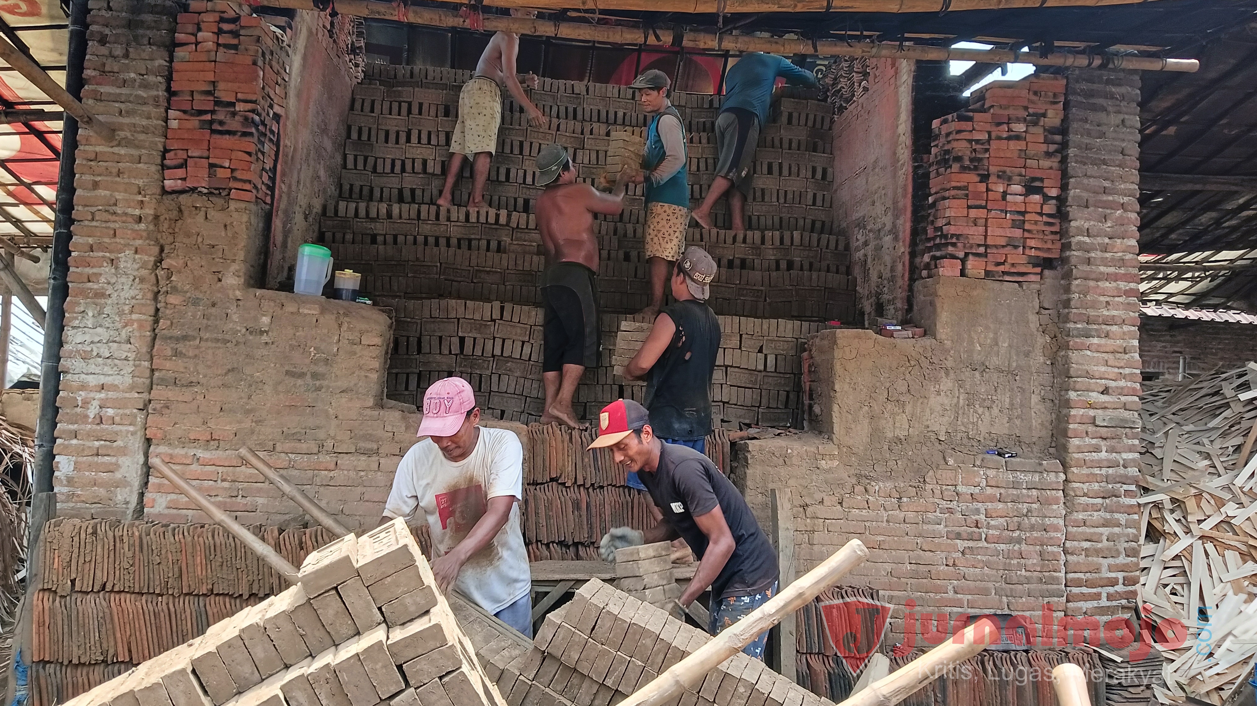 Proses pemindahan bata press kering ke dalam tungku pembakaran (Foto : Yogi Prasetyo/jurnalMojo)