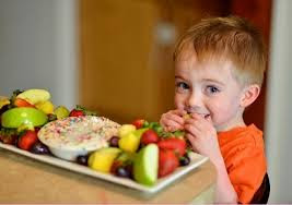 أفضل 4 نصائح لجعل طفلك يرغب بتناول الخضروات