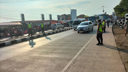 Hindari Kemacetan Puncak Arus Mudik, Polsek Kandanghaur Melakukan Penghentian Sementara Pasar Tumpah