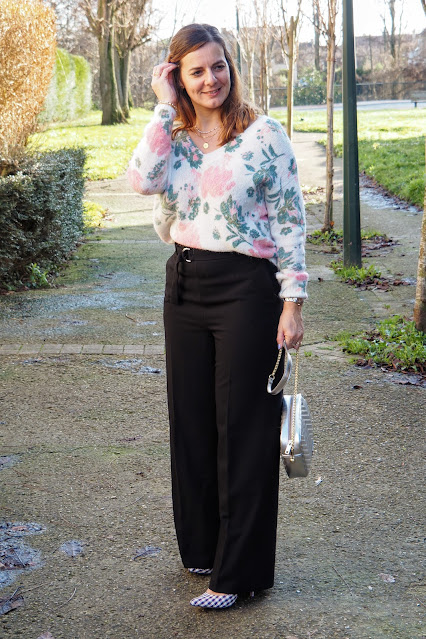 Parfait pantalon noir Maje, Pull à fleurs Grace and mila, look du jour les petites bulles de ma vie