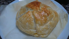 Hojaldre relleno de queso camembert. Pate de loca.