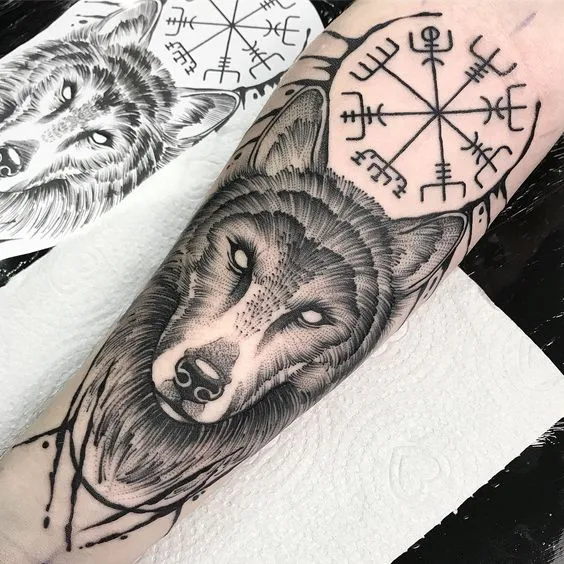 tatuaje de vegvisir vikingo