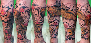 Duas carpas tatuadas na perna